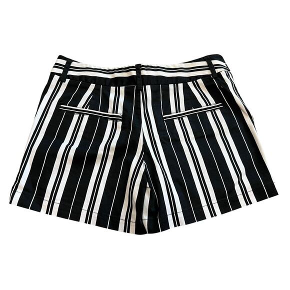 Jones New York Chino Shorts Women's Sz 2 Black/White Striped NWT - Picture 3 of 4